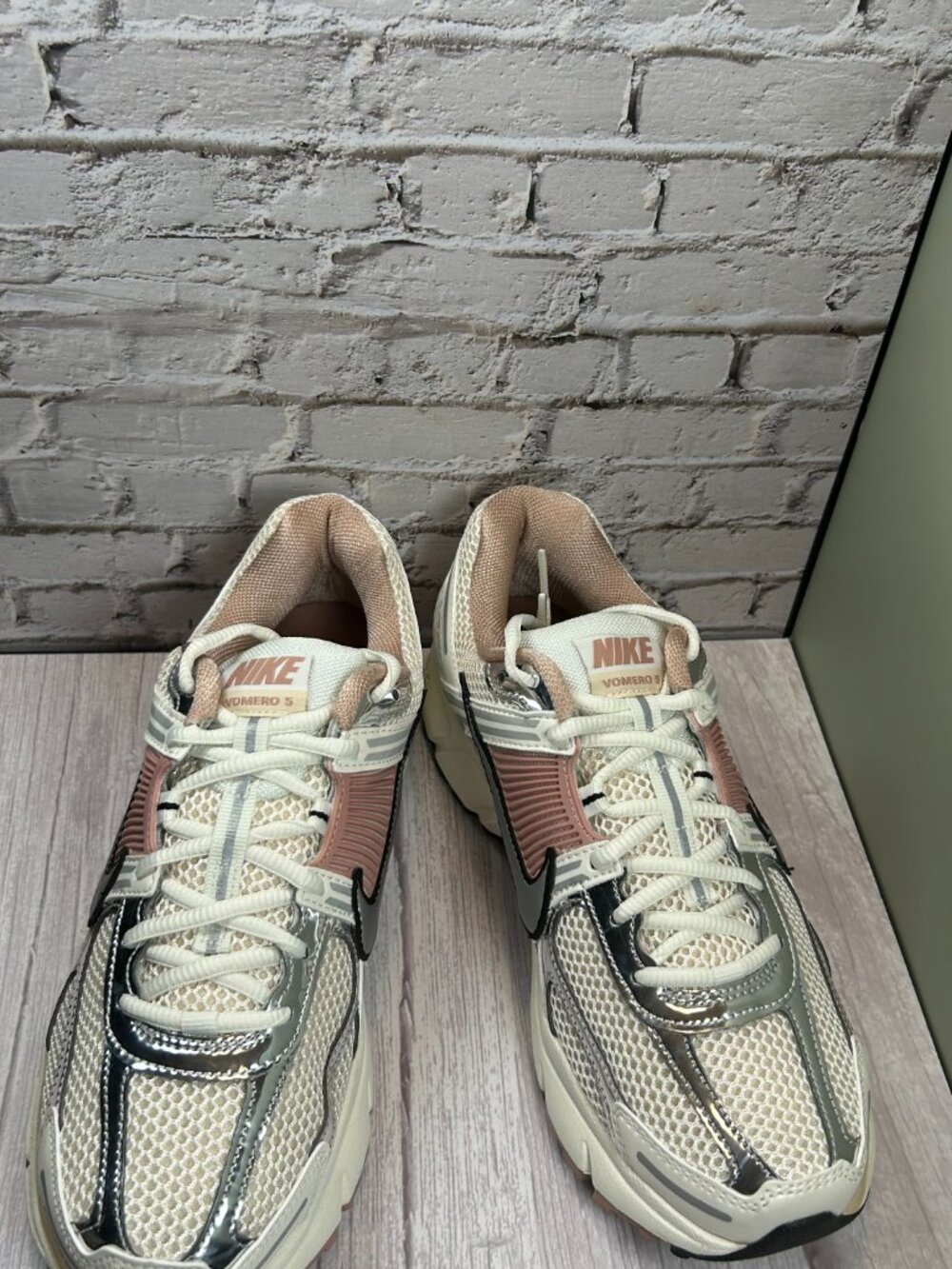 NIKE ZOOM VOMERO 5 (9.5) - Picture 5 of 15